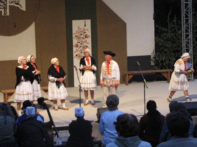Vystúpenie folklórnej skupiny Vrchárka z Čavoja
